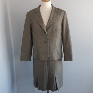 Loubens II Women's suit blazer/ Skirt  size 10